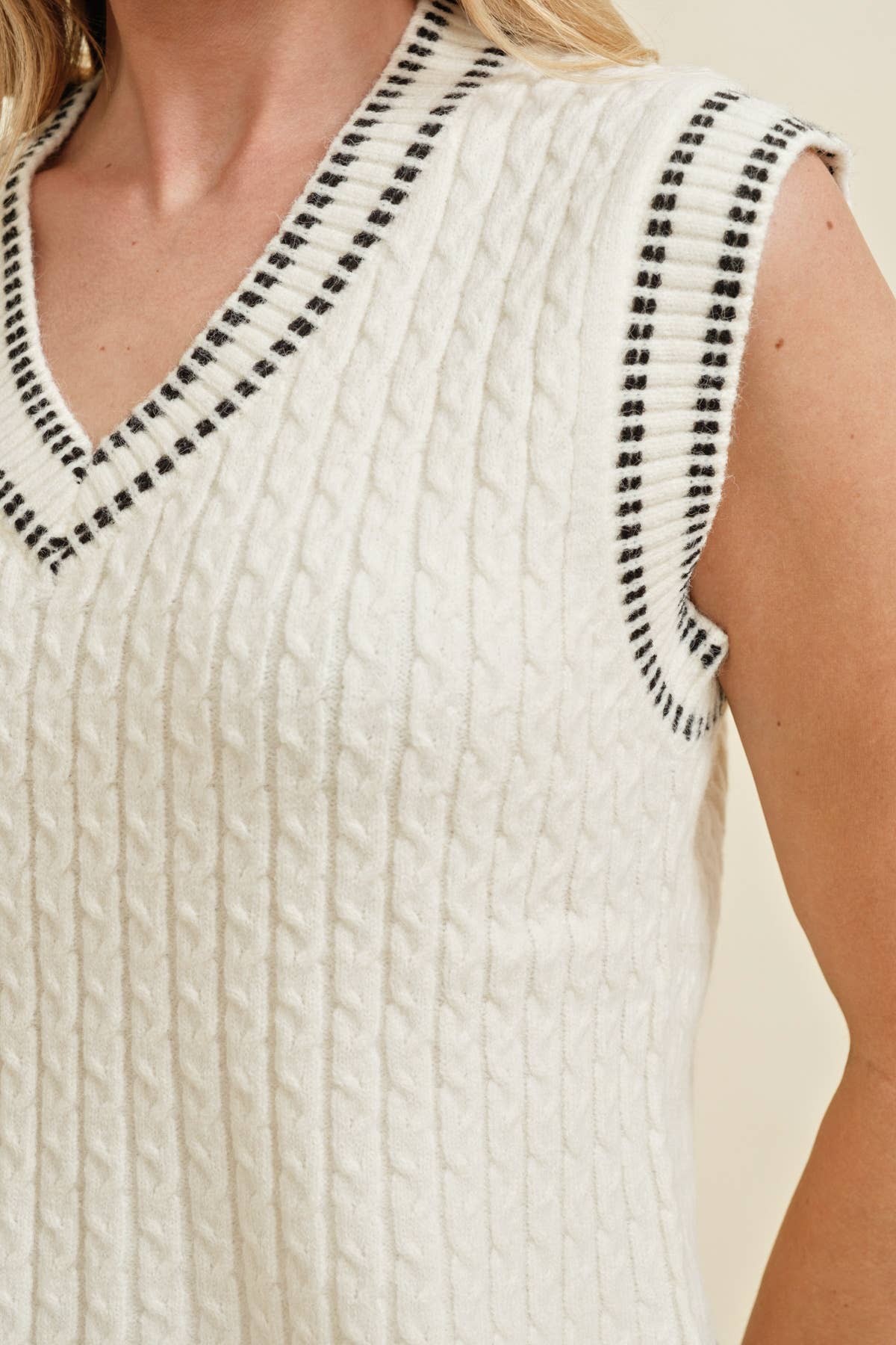 LINE ACCENT SWEATER VEST