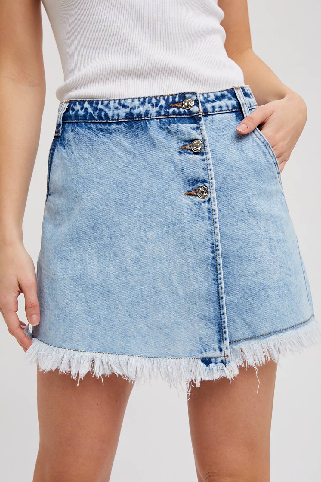 DENIM FRAYED-TRIM SKORT