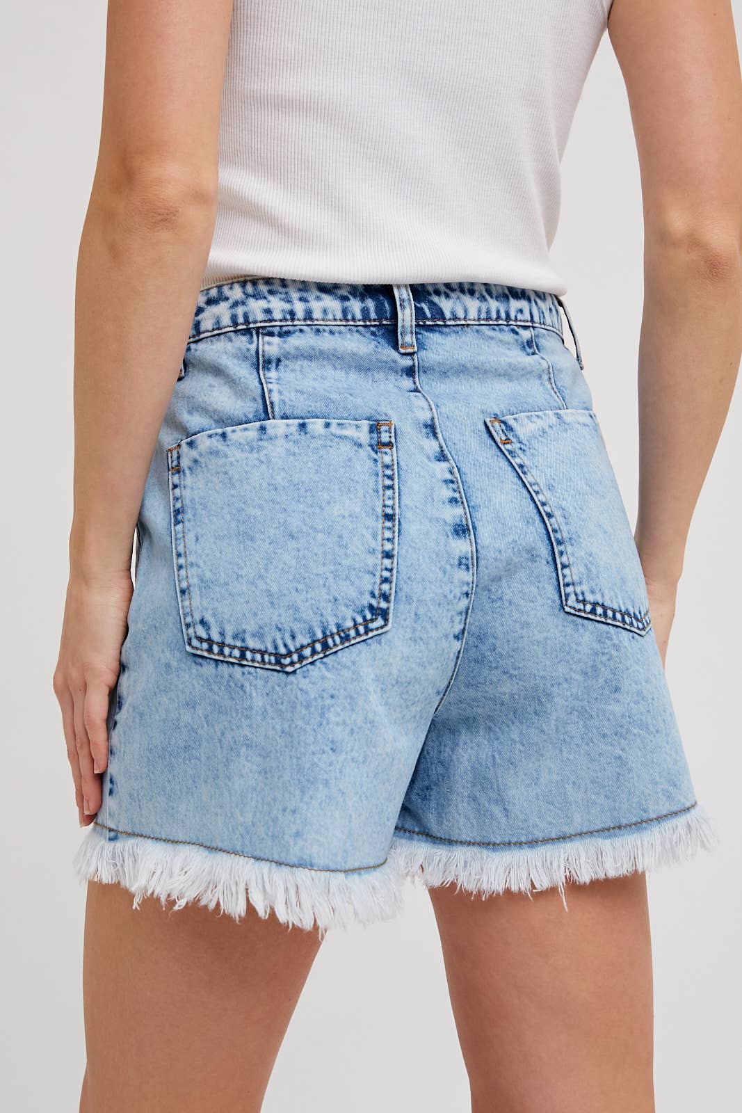 DENIM FRAYED-TRIM SKORT