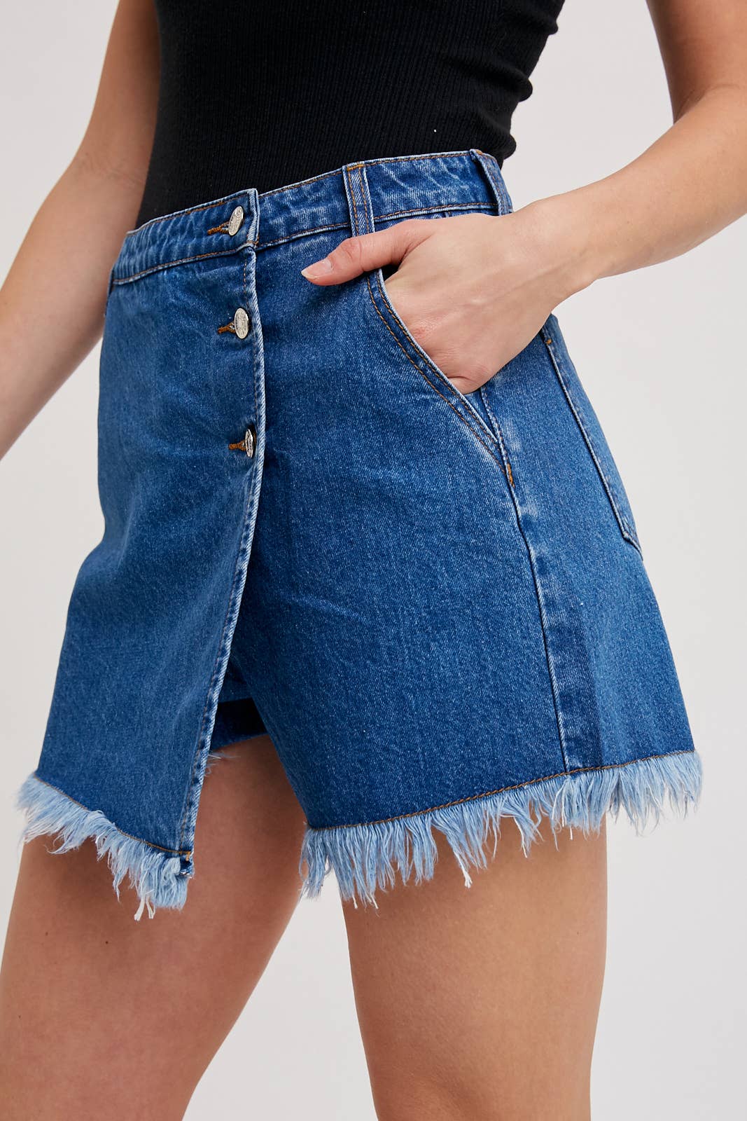 DENIM FRAYED-TRIM SKORT