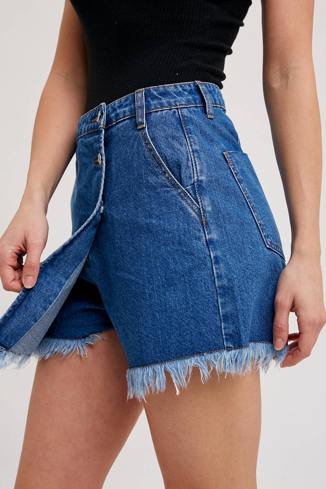 DENIM FRAYED-TRIM SKORT