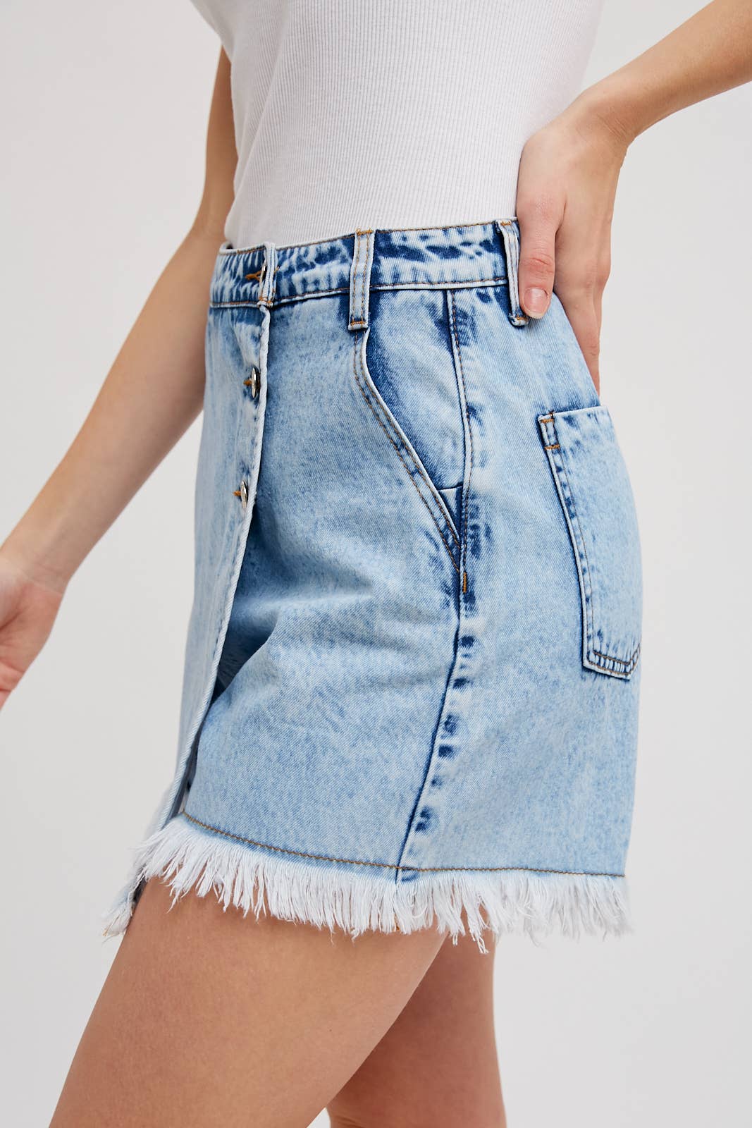 DENIM FRAYED-TRIM SKORT