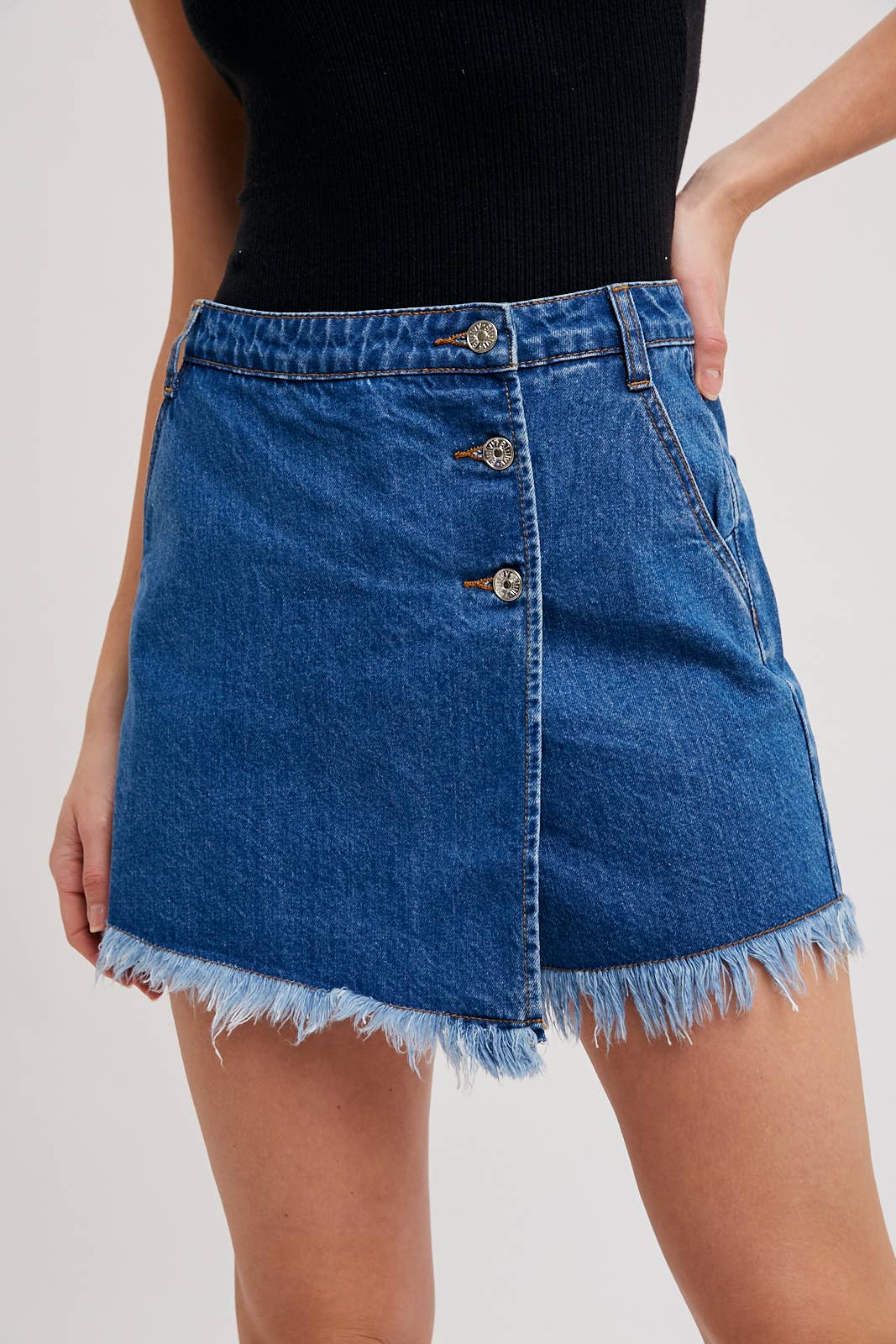 DENIM FRAYED-TRIM SKORT