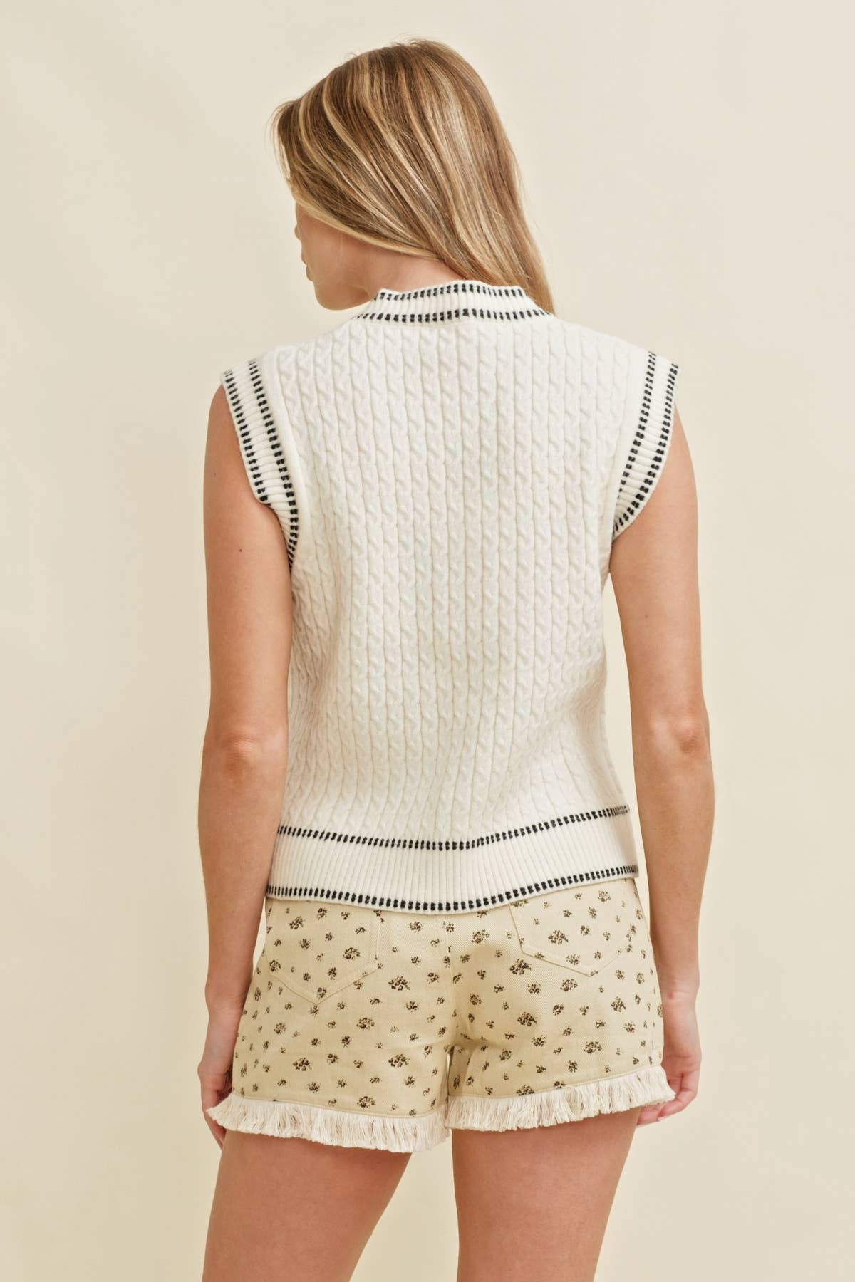 LINE ACCENT SWEATER VEST